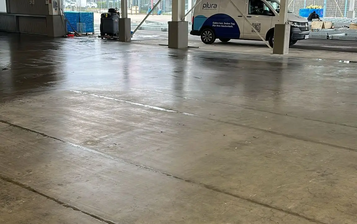 Grundreinigung in Ulm gereinigter Hallenboden in einer Gewerbehalle nach Maschinenreinigung