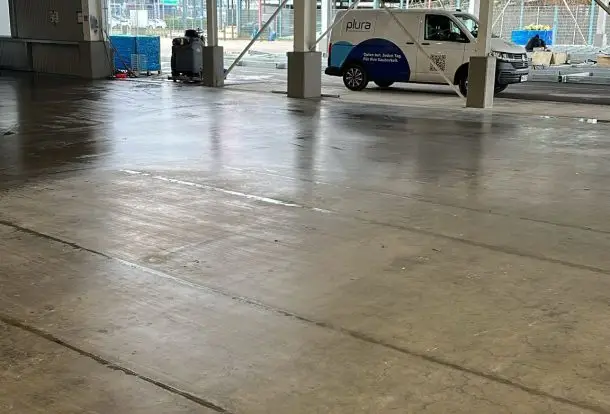 Grundreinigung in Ulm gereinigter Hallenboden in einer Gewerbehalle nach Maschinenreinigung