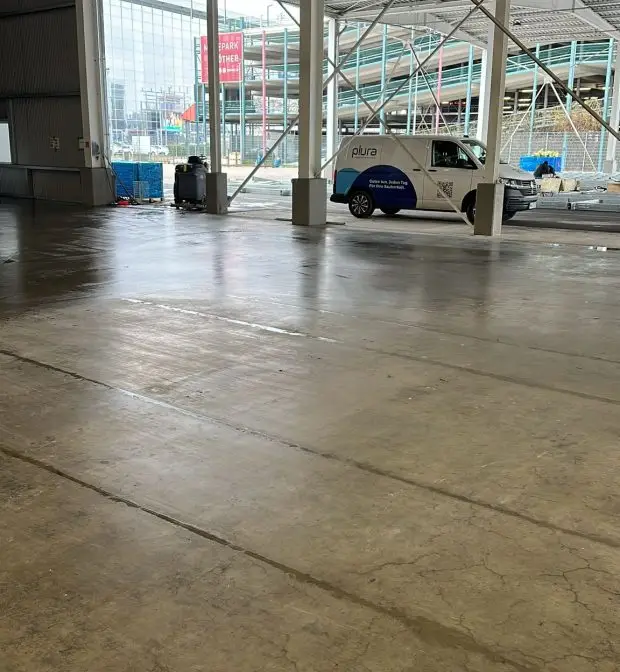 Grundreinigung in Ulm gereinigter Hallenboden in einer Gewerbehalle nach Maschinenreinigung