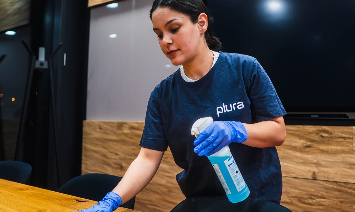 Unterhaltsreinigung in Ulm durch Plura Gebäudereinigung Ulm, Reinigung von Besprechungsraum und Oberflächen