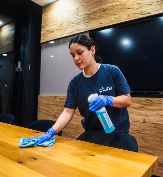 Unterhaltsreinigung in Ulm durch Plura Gebäudereinigung Ulm, Reinigung von Besprechungsraum und Oberflächen