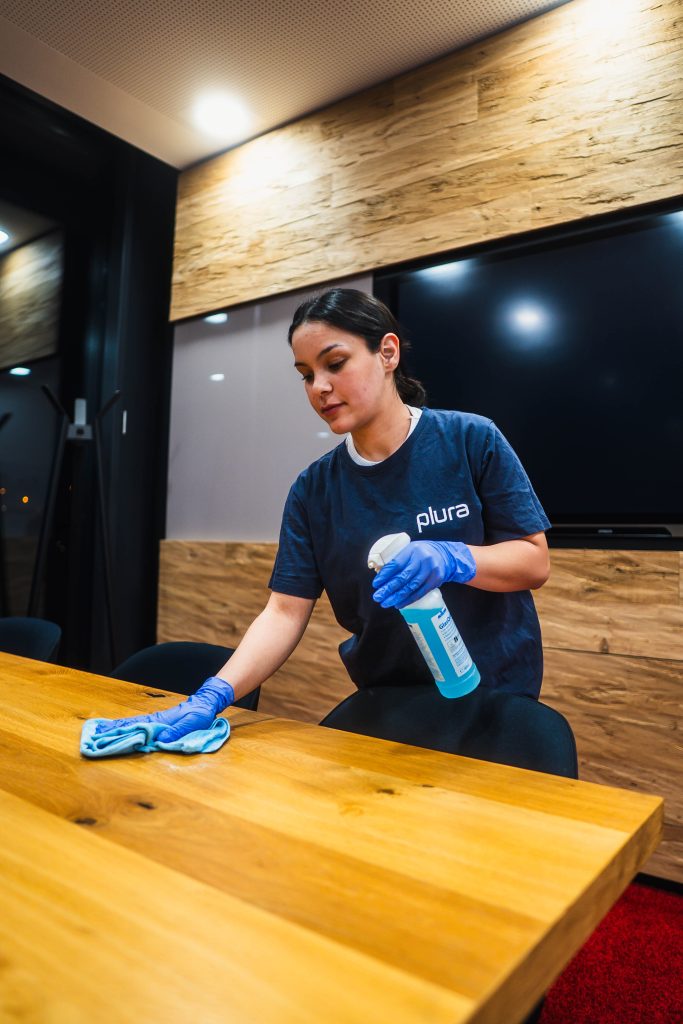 Unterhaltsreinigung in Ulm durch Plura Gebäudereinigung Ulm, Reinigung von Besprechungsraum und Oberflächen