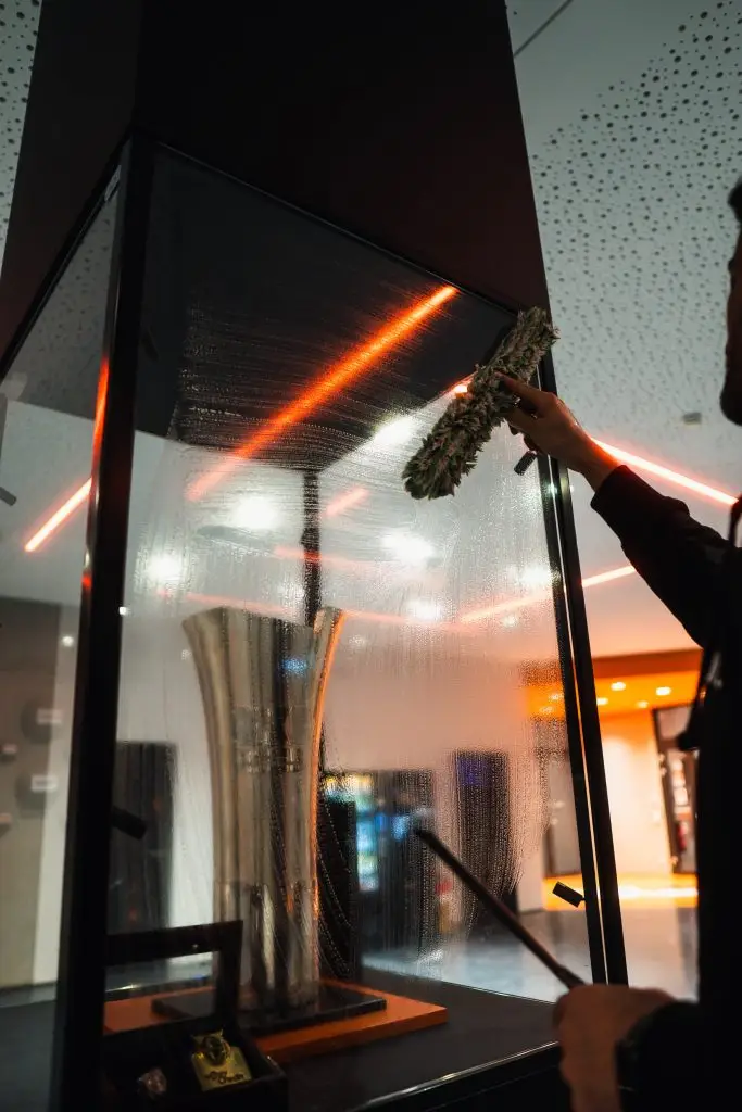 Glasreinigung in Ulm an großflächiger Verglasung, streifenfreie Fensterreinigung