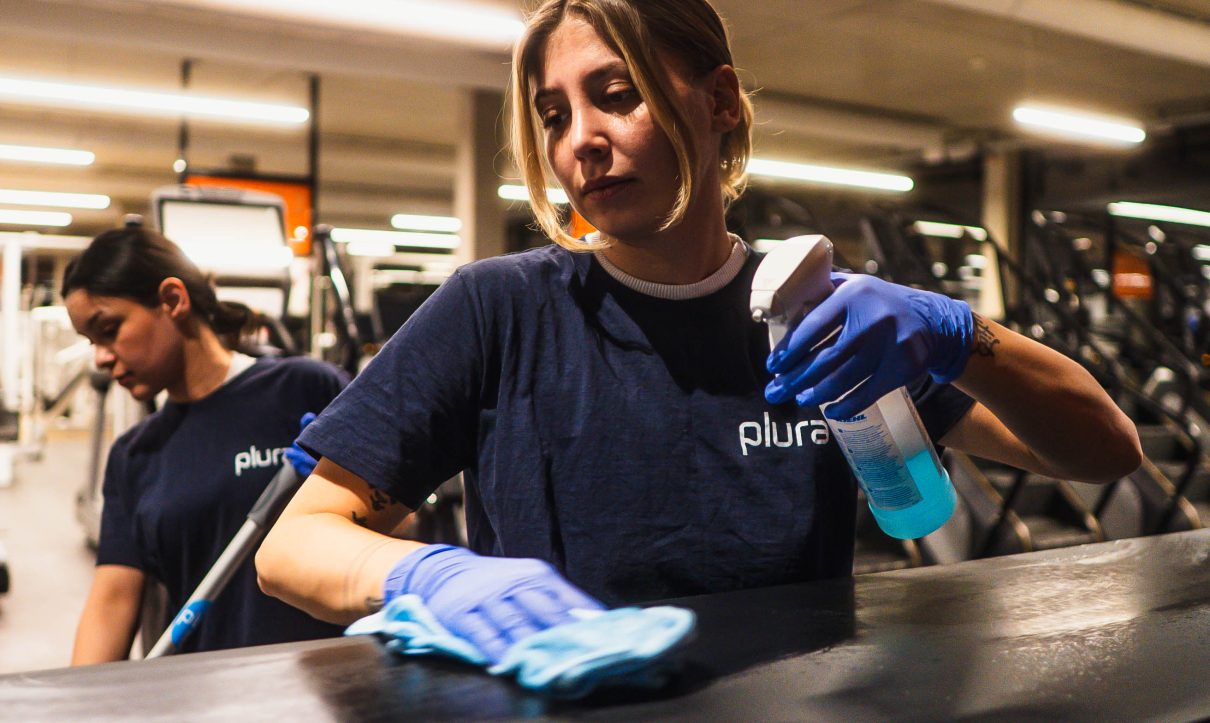 Unterhaltsreinigung in Ulm: Plura Gebäudereinigung reinigt Kontaktflächen und Oberflächen im Gewerbe