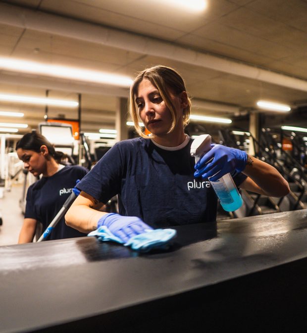 Unterhaltsreinigung in Ulm: Plura Gebäudereinigung reinigt Kontaktflächen und Oberflächen im Gewerbe