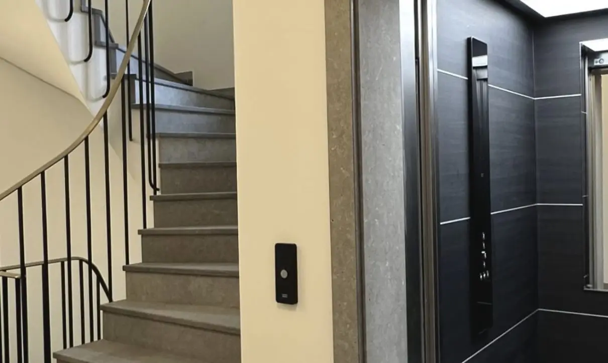 Treppenhausreinigung in Ulm sauberes Treppenhaus mit Aufzug und gepflegten Bodenflächen