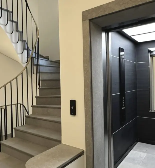 Treppenhausreinigung in Ulm sauberes Treppenhaus mit Aufzug und gepflegten Bodenflächen