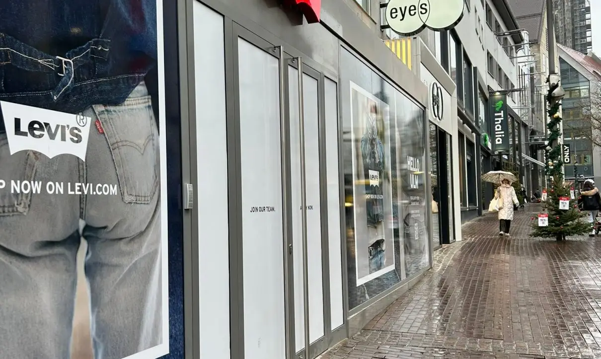 Fassadenreinigung in Ulm Straßenfassade in der Innenstadt mit Ulmer Münster im Hintergrund