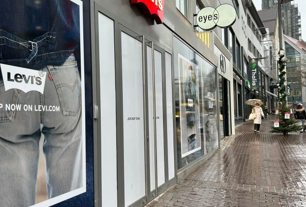 Fassadenreinigung in Ulm Straßenfassade in der Innenstadt mit Ulmer Münster im Hintergrund