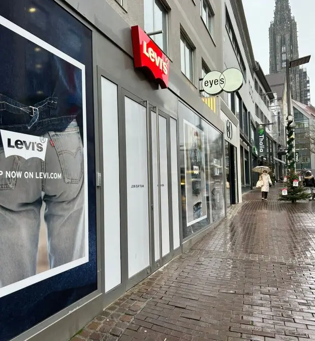 Fassadenreinigung in Ulm Straßenfassade in der Innenstadt mit Ulmer Münster im Hintergrund