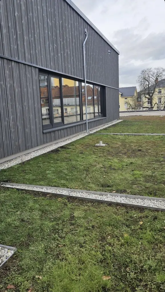Fassadenreinigung in Ulm Außenfassade eines modernen Gebäudes mit Fensterfront