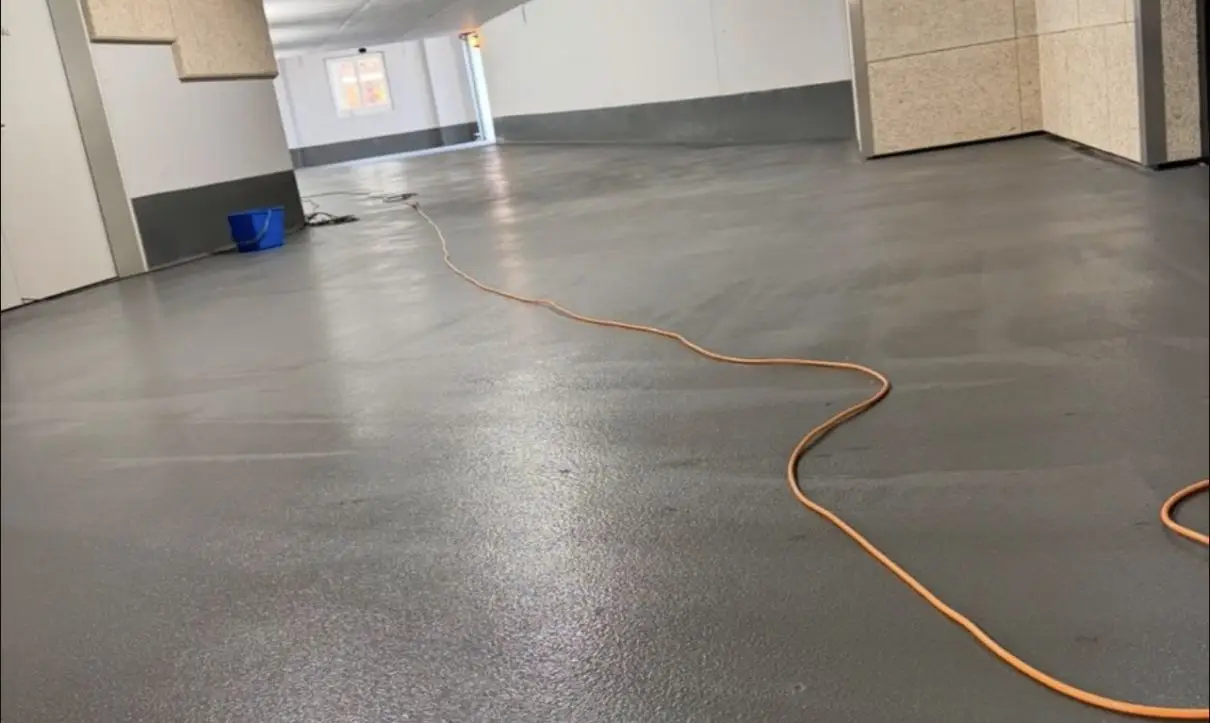 Tiefgaragen und Parkhausreinigung Ulm gereinigte Bodenfläche mit Rampe in der Tiefgarage