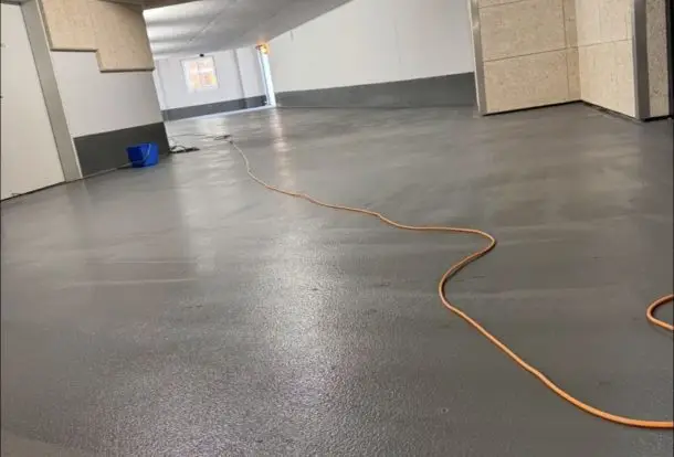 Tiefgaragen und Parkhausreinigung Ulm gereinigte Bodenfläche mit Rampe in der Tiefgarage