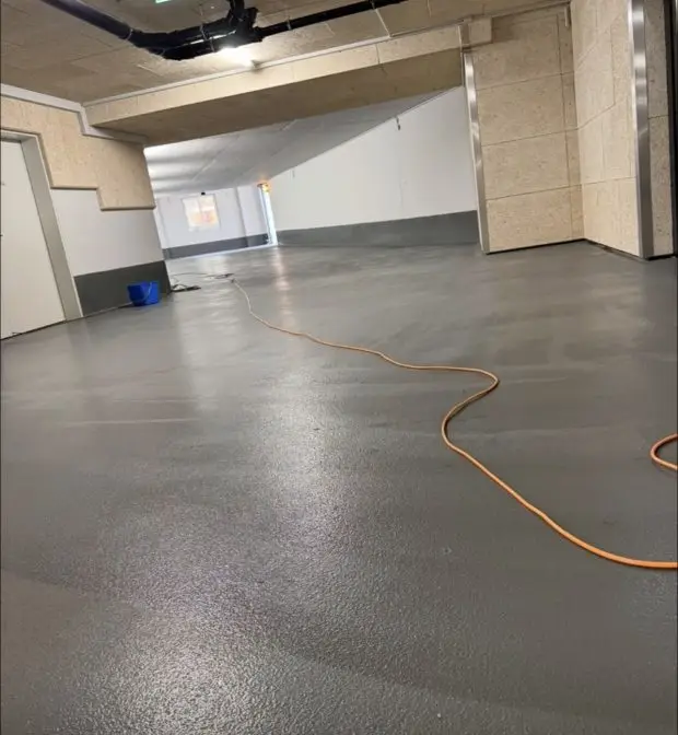 Tiefgaragen und Parkhausreinigung Ulm gereinigte Bodenfläche mit Rampe in der Tiefgarage
