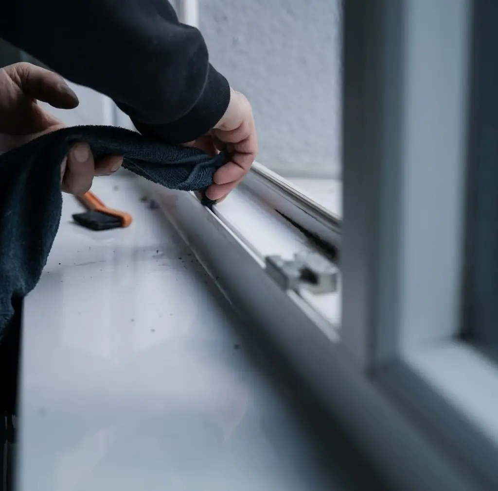 Reinigung eines Fensterrahmens und der inneren Fensterbank bei der Glas und Rahmenreinigung in Ulm
