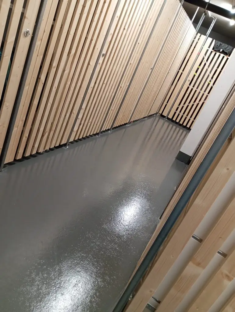 Tiefgaragen und Parkhausreinigung Ulm gereinigter Gangbereich mit Stellplatz Trennwänden und sauberem Boden