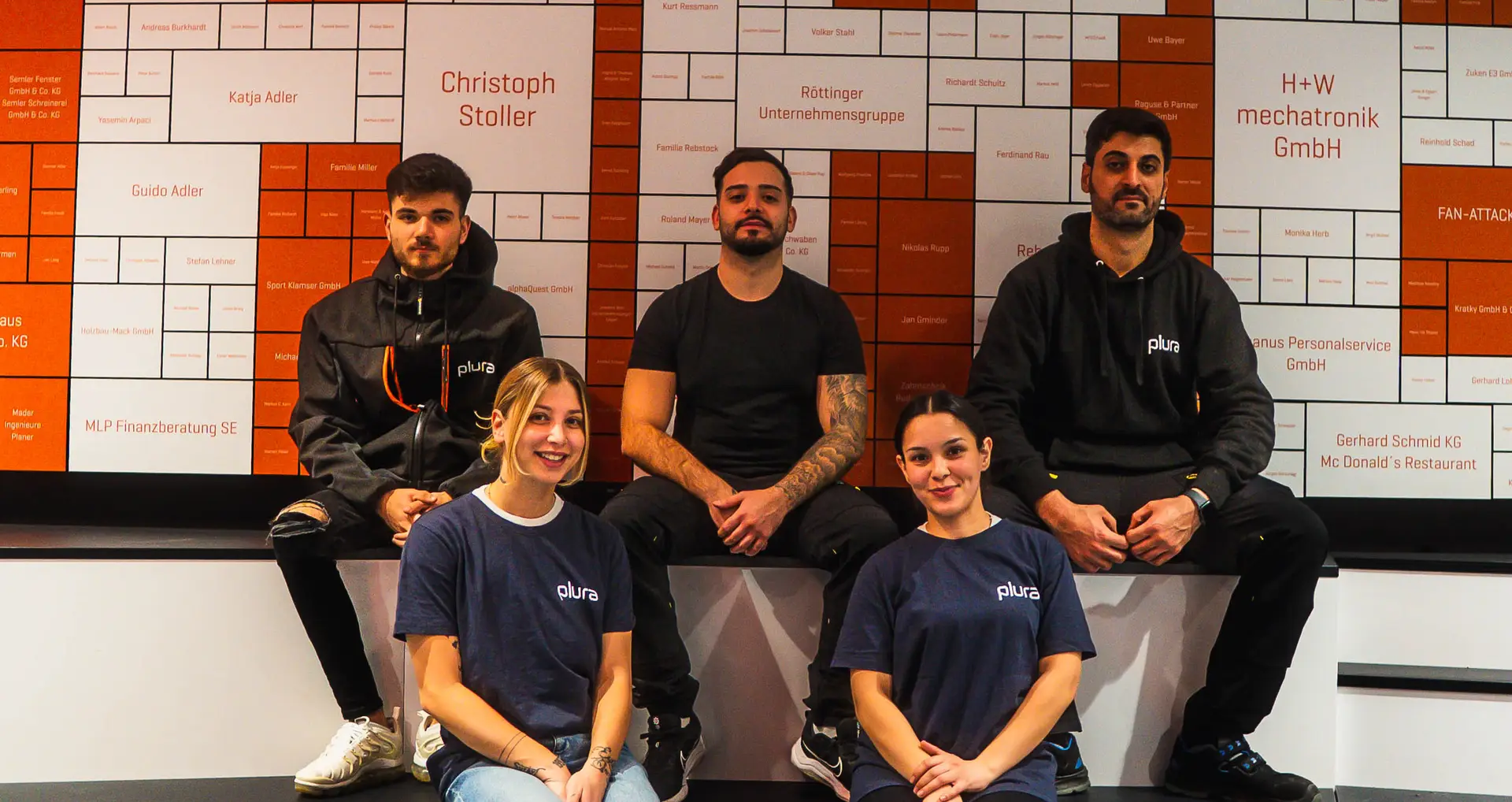 Plura Gebäudereinigung Ulm Teamfoto mit WE ARE ONE als Markenbotschaft für Gebäudereinigung in Ulm und Neu-Ulm