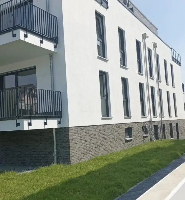 Grau und Grünanlagenpflege in Ulm gepflegte Grünfläche und Gehweg am Wohnobjekt