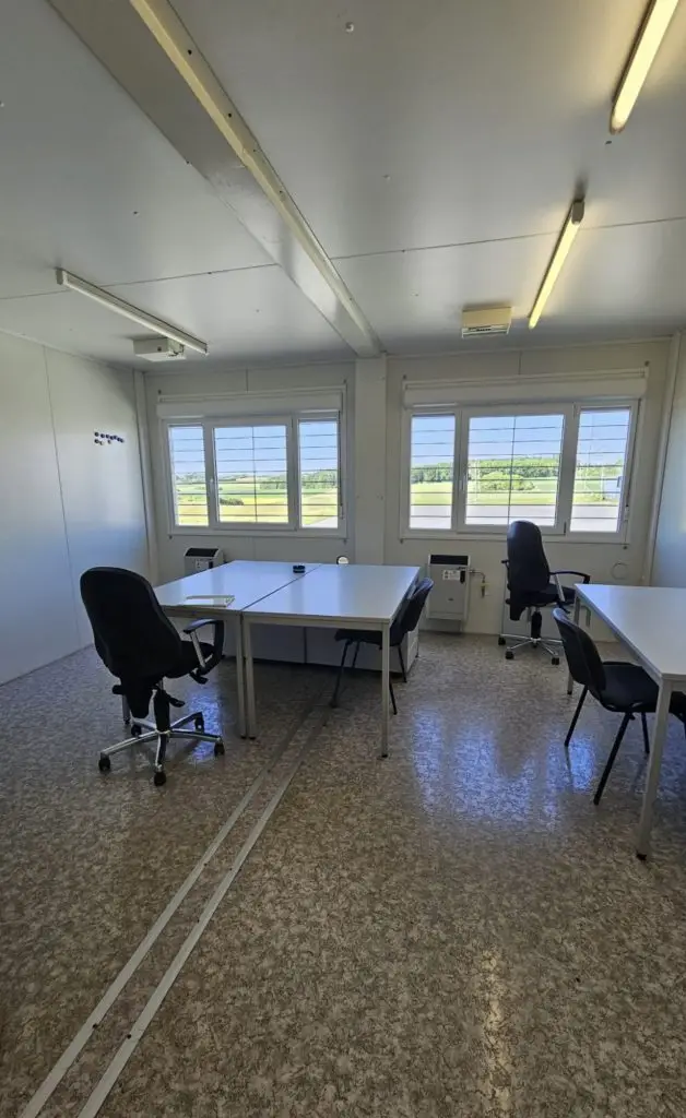 Containerreinigung Ulm Innenreinigung eines Bürocontainers mit Tischen und Bodenpflege